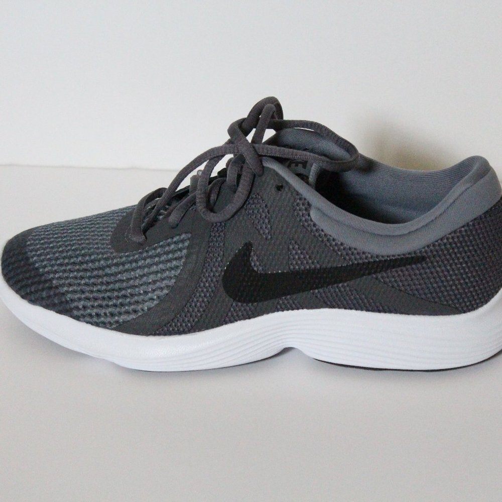 NWOB Nike Boys Revolution 4 sneakers sz 6Y
